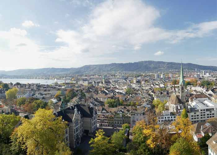 Vue panoramique sur Zurich, le lac et les toits de la vieille ville avec les Alpes à l’horizon